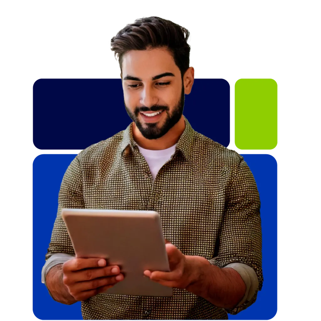 Homem segurando um tablet - Knewin Monitoring
